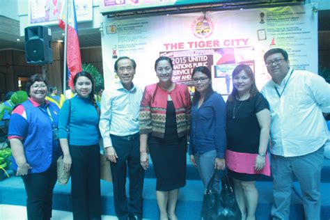 Full scholarships for students in Mandaluyong .